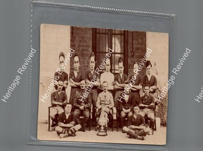 VINTAGE FOOTBALL CLUB TEAM TROPHÄE GEWINNER ECHTFOTO POSTKARTE FRÜHE 1900ER JAHRE HERREN