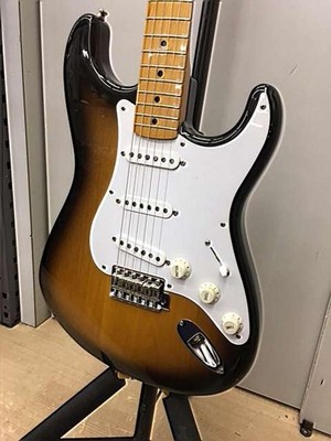 (Fender Japan) Stratocaster ST57 MOD E-Gitarre gefertigt in Japan mit Softcase