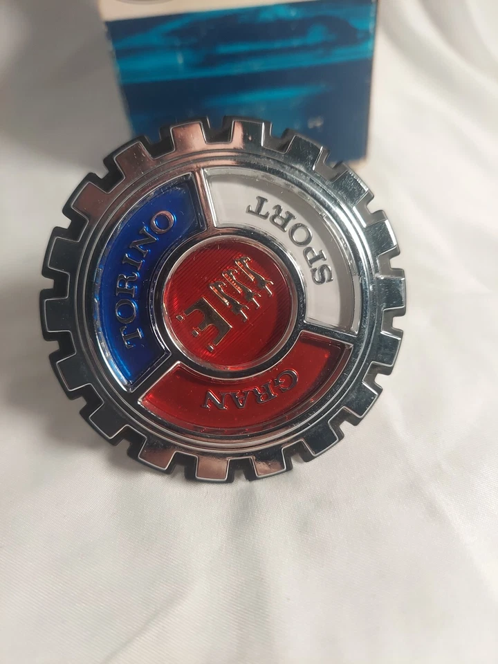 Ford Gran Torino 1974-75 emblema de parrilla deportiva D4OZ-8b3369-ba NOS Foto 4 de 4