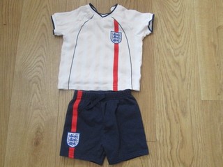 Baby England Replica Fußball T Shirt und Shorts 6 9 Monate George