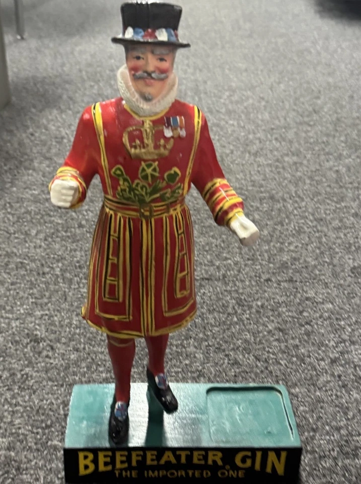 Beefeater Gin 17" Bar Display Yeoman of the Guard aprox. Base de madera Kobrand años 70 Foto 3 de 4