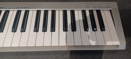 EDIROL (Roland) PC-50 USB + MIDI KEYBOARD CONTROLLER. Powers Up, No Further Test - Picture 3 of 4