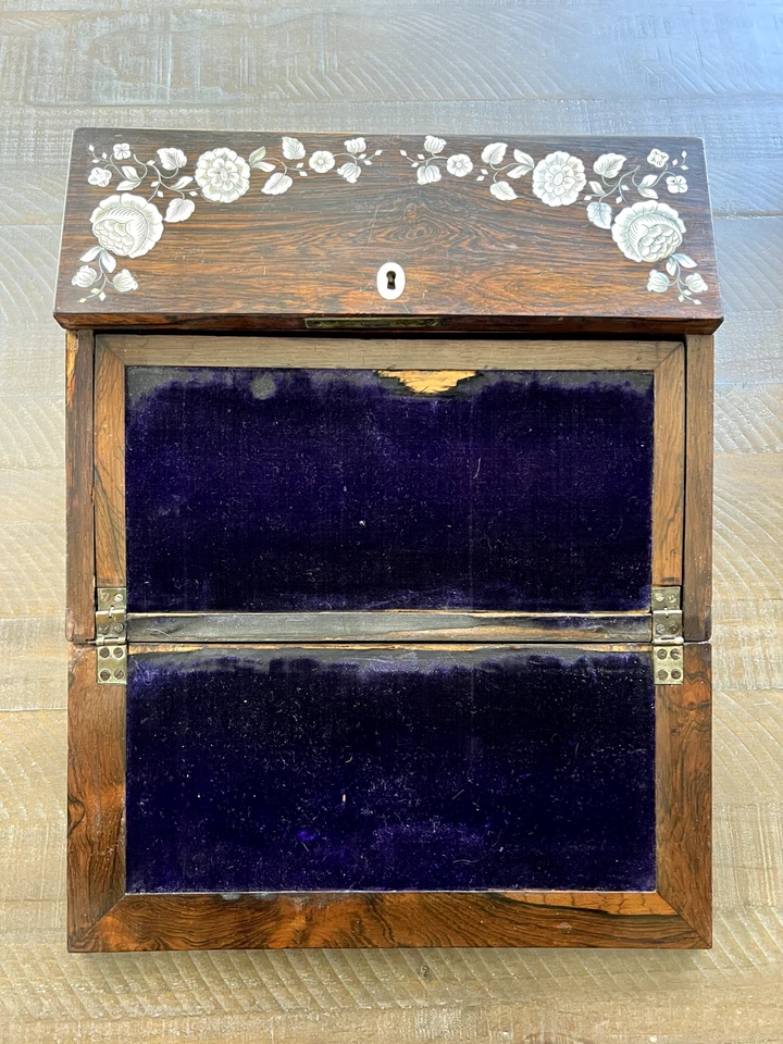 Escritorio de viaje con incrustaciones de palo de rosa y madreperla del siglo XIX con bolígrafos de fieltro Foto 3 de 4