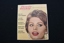 1960 JANUARY 10 FAMILY WEEKLY MAGAZINE - SOPHIA LOREN COVER - E 25598