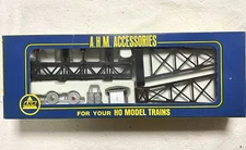 AHM Two Track Span Gantry Bridge, Block Target Signals,Relay House,HO Scale 5613
