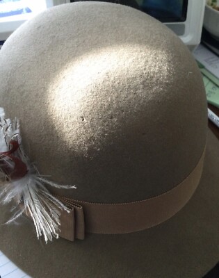 Vintage Betmar Tan 100% Wool Cloche Hat Grosgrain Bow Flapper One Size BETMAR NY TAN 100%WOOL CLOCHE HAT W/GROSS-GRAIN BAND/BOW  main image 4
