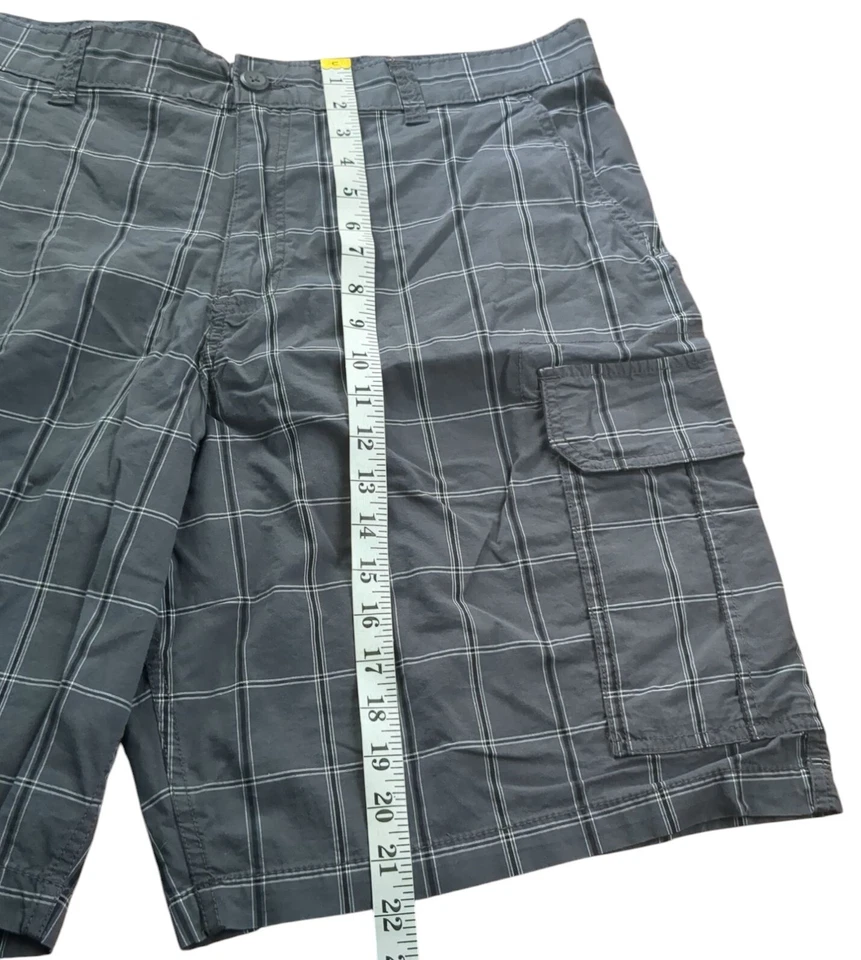 Pantalones cortos cargo Faded Glory para hombre talla 40 a cuadros, grises, negros, blancos  Foto 4 de 4