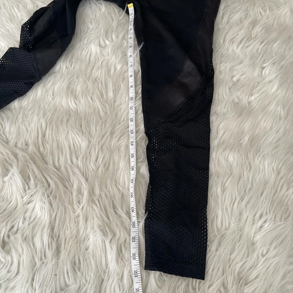 beyond-yoga umělá kůže detaily síťoviny leggings
