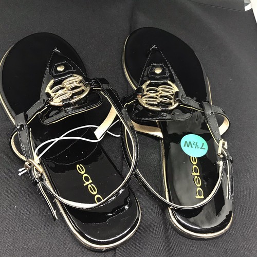 Bebe Janney Damen-Sandale 7,5 W – schwarz goldfarbenes Logo-Obermaterial Fersenriemen flache Sandalen. - Bild 7 von 8