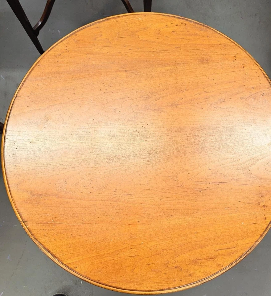 Винтажный круглый дубовый резной стол с ножками кабриолета - Изображение 4 из 4