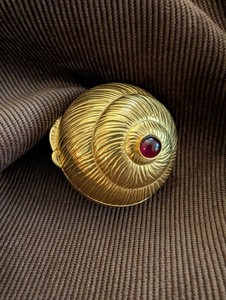 JUDITH LEIBER MINAUDIERE GOLD TONE SHELL & RUBY RED STONE PILL / TRINKET BOX