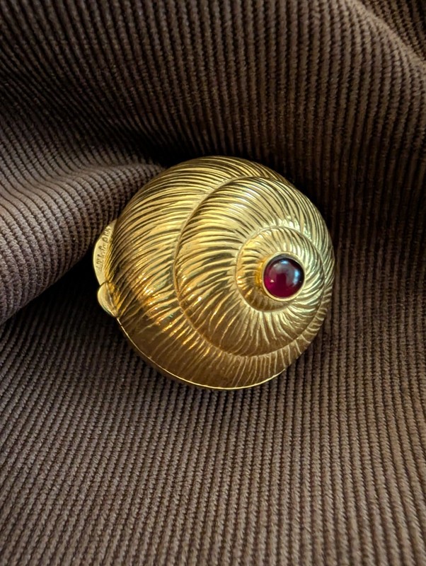 JUDITH LEIBER MINAUDIERE GOLD TONE SHELL & RUBY RED STONE PILL / TRINKET BOX
