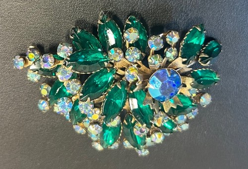Vintage Gold Tone Pin Brooch Aurora Borealis Emerald Green Glass Rhinestone - Picture 2 of 5
