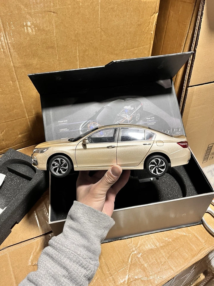 Modelo de coche Honda Accord Hybrid Mandarin Gold 2017 escala 1:18 con base Foto 2 de 4