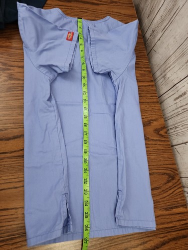 Dickies Scrubs Top Only Lavender Short Sleeve V-Neck Sz Small Women or Men! 🌸 - Picture 6 of 8