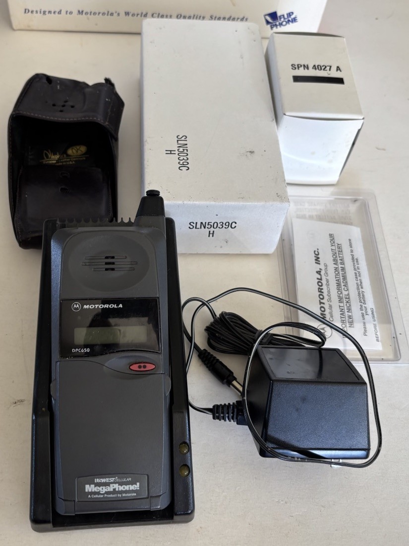 Vintage Motorola Micro TAC 650 DPC650 Flip Phone, Box, Charger