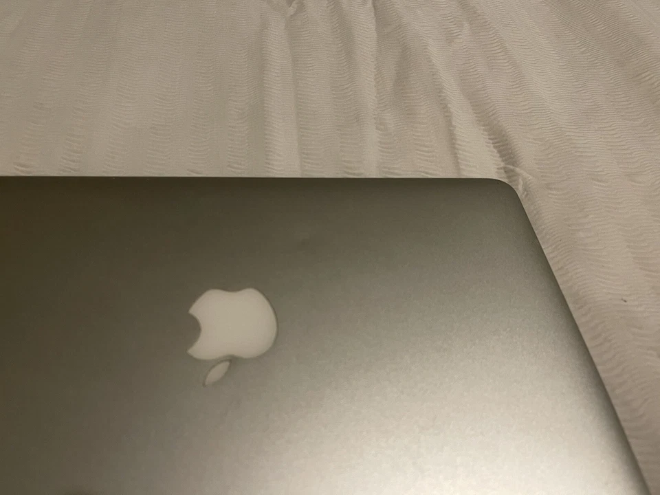 Apple MacBook Air 11" i5 @ 1.7GHz 4GB 64GB SSD A1465 2013 - Sign Of Wear See Pic - Image 3 of 4