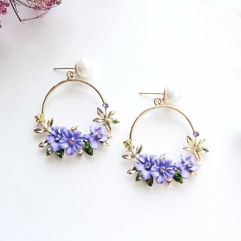 Boucles D'oreilles Pendantes Fleurs En Zirconium Mauve - Métal Doré, Dormeuses, Neuf Avec étiquettes