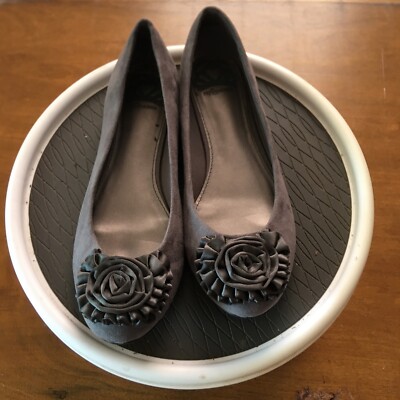 ladies Fergalicious  shoes grey suede  flats. Size 7.5   a578
