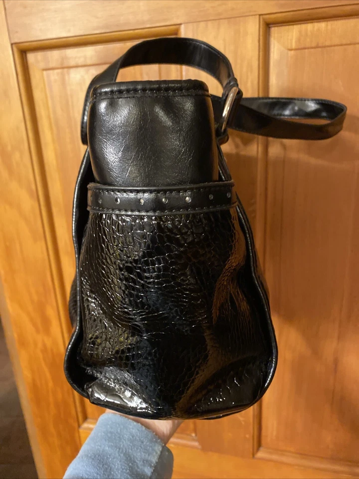 Bolso de Hombro Reliquia Imitación Charol Negro Multi Bolsillo Acentos Plateados Foto 4 de 4