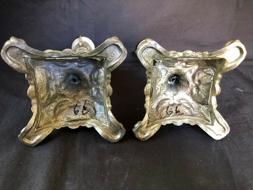 Antique Paire Métal Église Bougie Socle Avec Figurine / Bible - Photo 10 sur 12