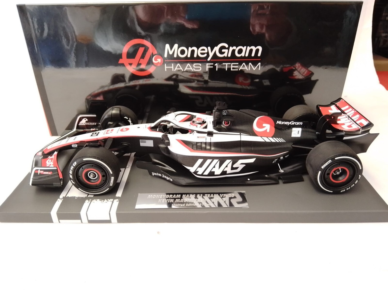 F1 2023 Haas VF-23 Magnussen Minichamps 1:18 pour décoration bureau