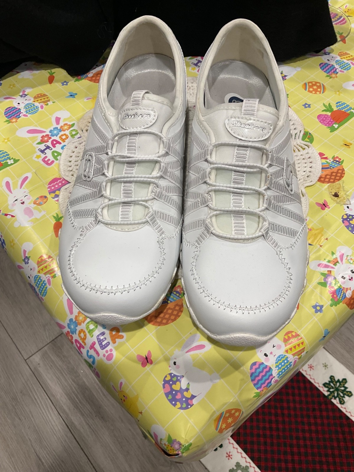 BP-SKETCHERS LADIES SLIP ON WHITE TENNIS SHOES SIZE 9