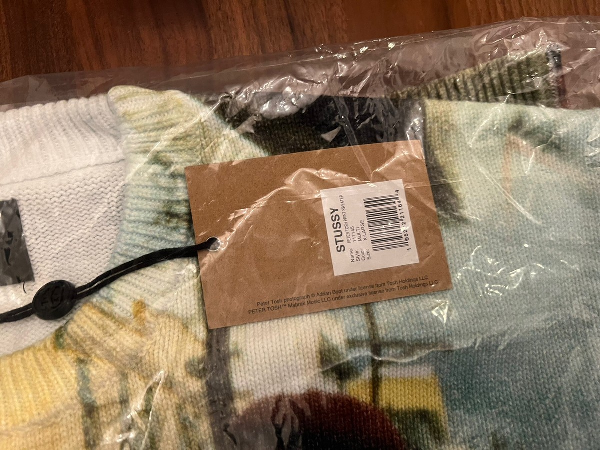 STÜSSY © 2022 PETER TOSH PRINT MID GAUGE COTTON SWEATER STÜSSY © 2022 PETER TOSH PRINT MID GAUGE COTTON SWEATER