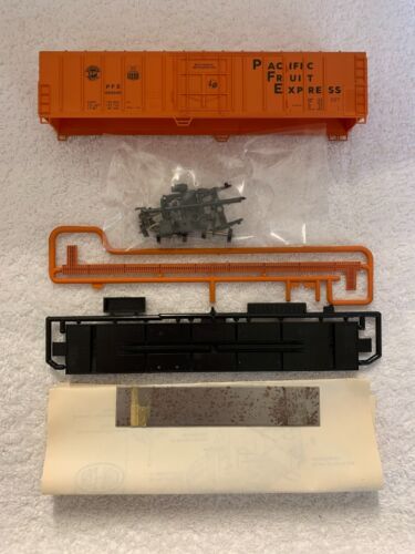 Con-Cor HO Scale PFE 57' Mechanical Reefer Kit #454540 - Picture 2 of 3