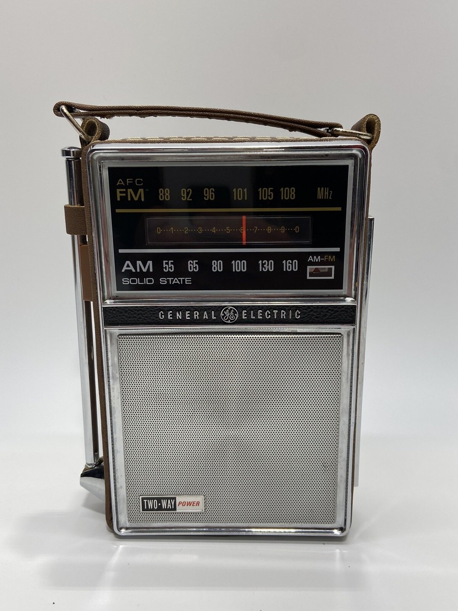 G.E. Vintage Portable Radio Solid State AM/FM Model 7-2877H