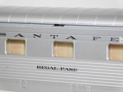 Santa Fe Regal Pass 4-4-2 Sleeper Streamlined Passenger car Super Chief HO Scale - Picture 11 of 11