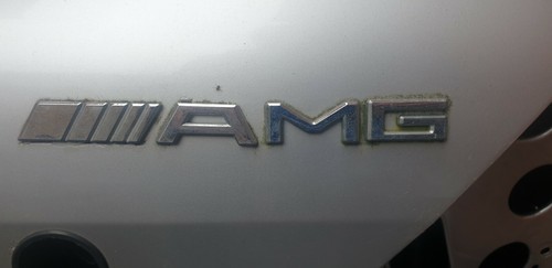 INSIGNIA/EMBLEMA MALETERO TRASERO ORIGINAL MERCEDES-BENZ SLC SLK SLR SLS-AMG “AMG” - Imagen 2 de 2
