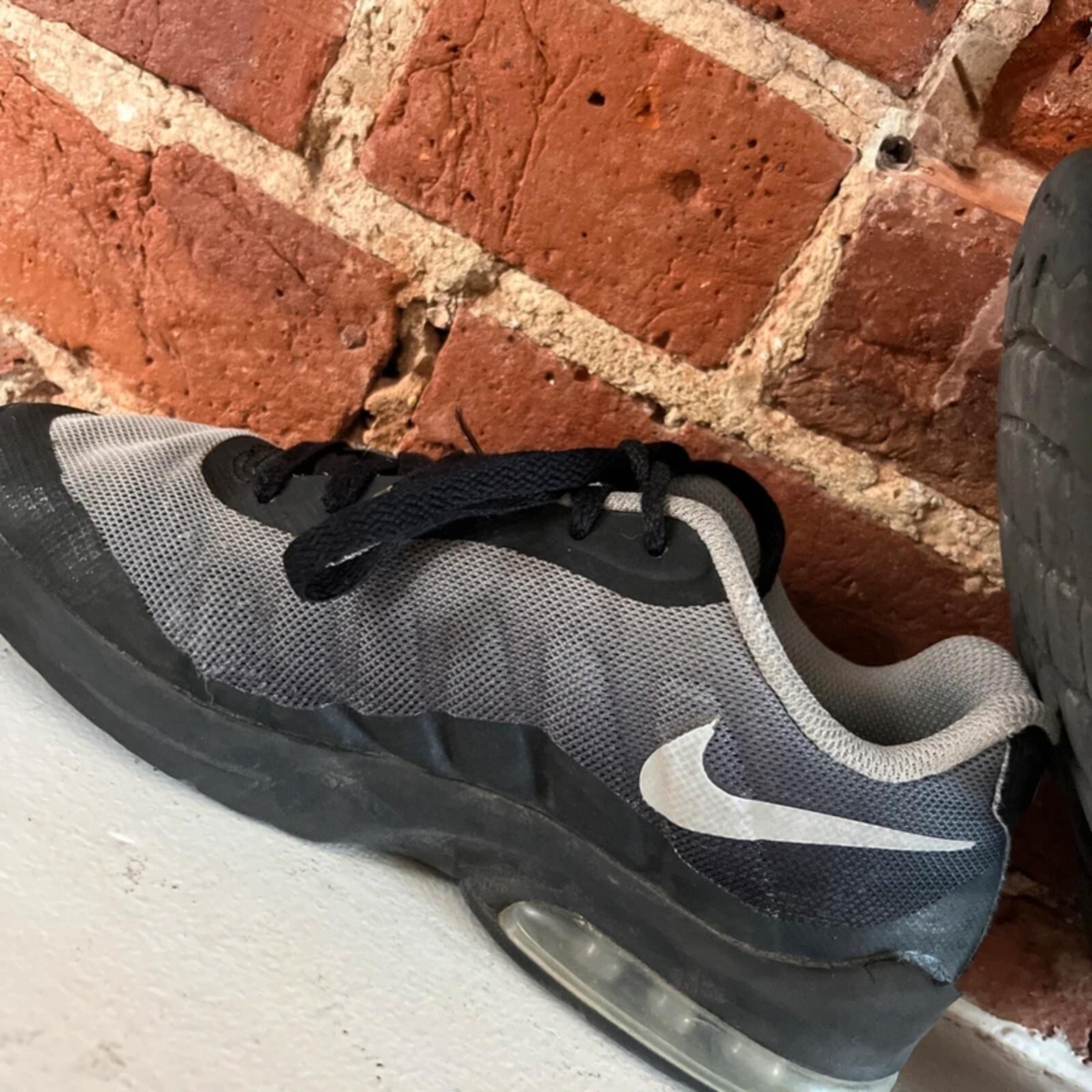 Nike Air Max Invigor Women’s Grey/Black Trainers | UK Size 5 image 2