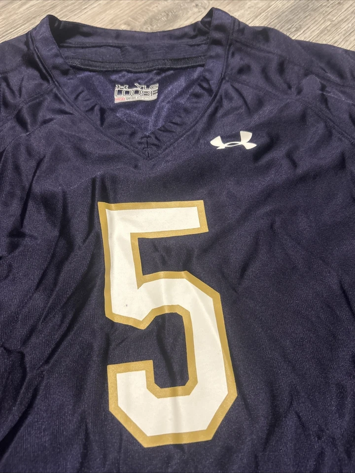 Camiseta Under Armour Notre Dame #5 God Country ND Juvenil L Suelta NCAA Fútbol Foto 4 de 4