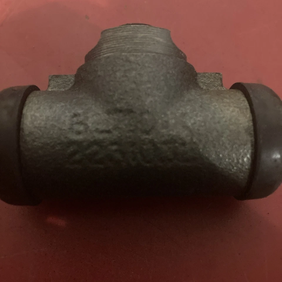 Задний цилиндр 1964-1979 Ford Mustang новый из старых запасов D8BZ-2261-A - Изображение 4 из 4