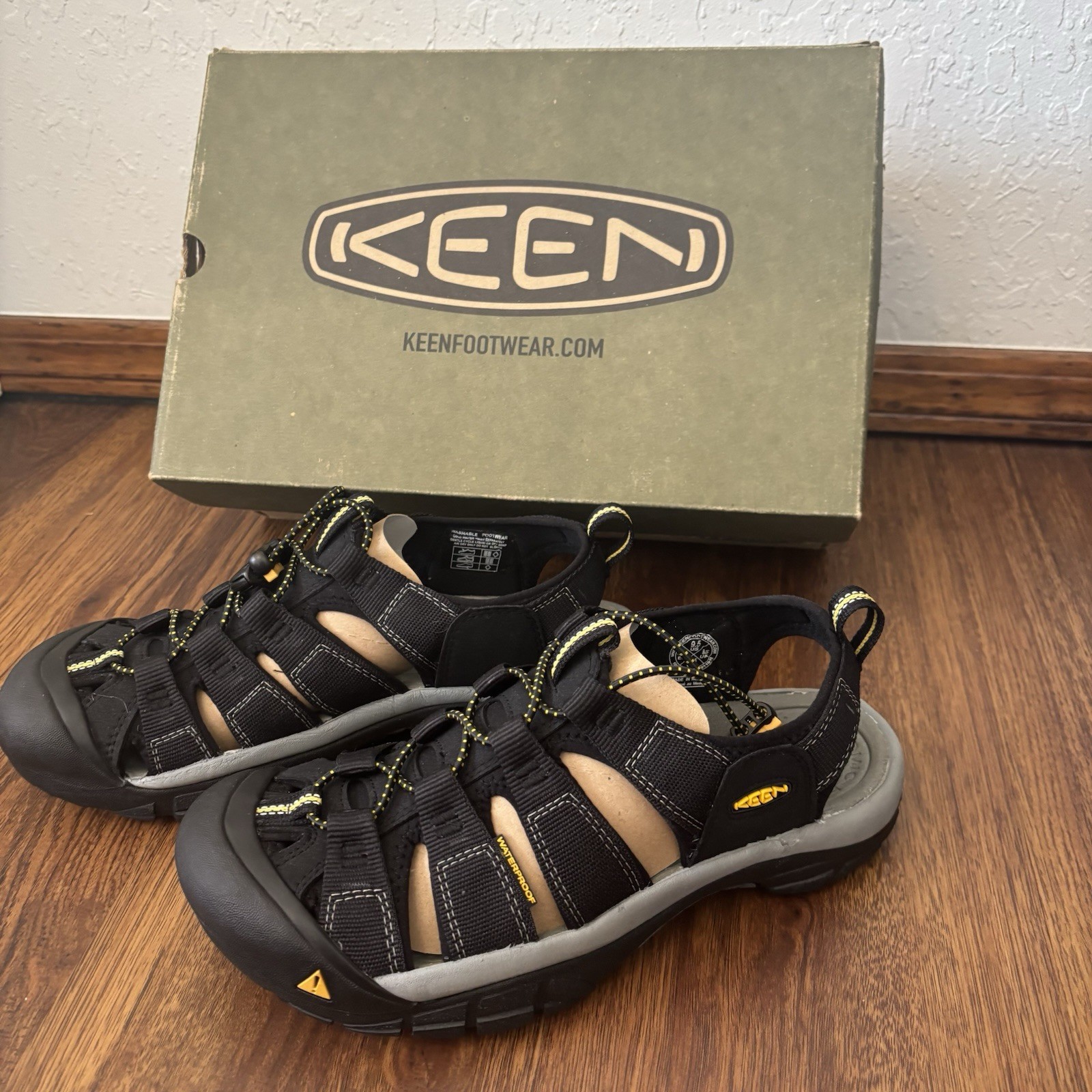 Sandali da trekking impermeabili New Keen da uomo taglia 9 5 Newport H2 neri 1001907 nuovi con scatola