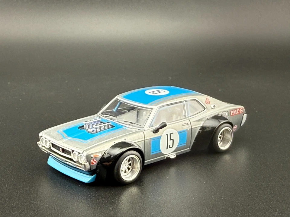 Pop Race xcartoys Nissan Laurel C130 APAxpo 2025 PR640348 1:64 - Изображение 3 из 4