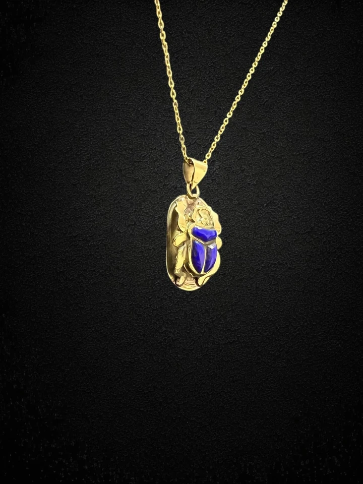 Colar de escaravelho azul com corrente pingente de amuleto egípcio antigo tom dourado - Imagem 2 de 4