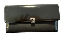 "Cartera Lauren Ralph Lauren negra de nailon y charol hebilla plateada de 7,5"""