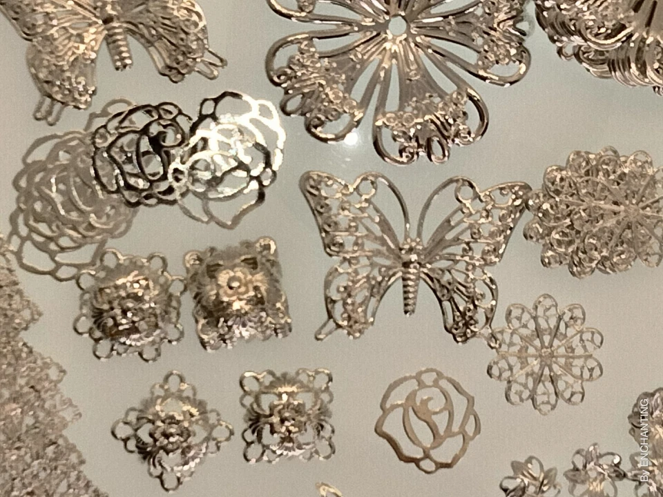 Lote de 90 piezas estampados hallazgos de filigrana enchapados en plata-leer descripción detallada  Foto 2 de 4