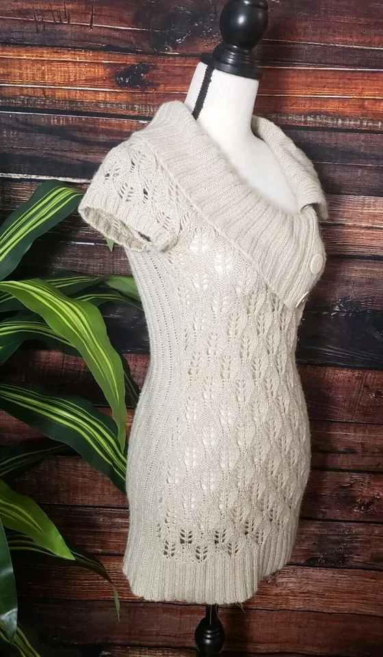 Suéter Love By Design manga curta média gola capuz crochê malha aberta - Imagem 2 de 4