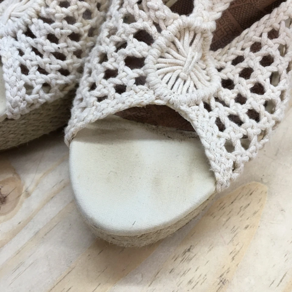 Tacones Lucky Brand para mujer 9,5 M crochet con cuña tela crema punta abierta Foto 4 de 4