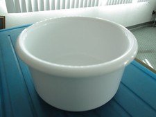 Crock style bird or pet water/food plastic dish 28" oz.bowl White color