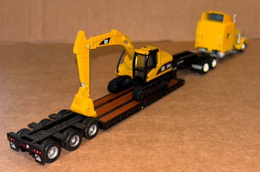 Norscot Toy, SEMI TRACTOR / TRAIL KING LOWBOY TRAILER WITH CAT EXCAVATOR (1/87) - Image 4 of 4