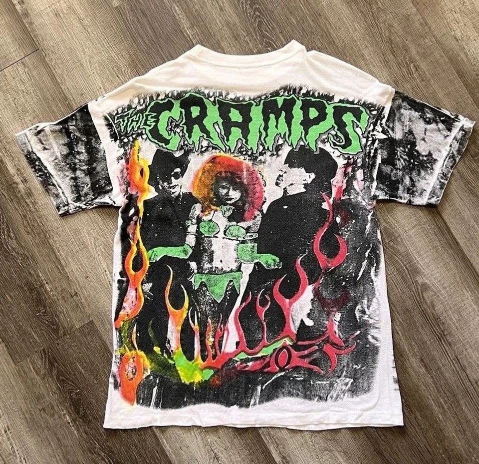Camisa vintage anos 90 cãibras AOP com hera venenosa e também vista em Lady Gaga - Imagem 2 de 4