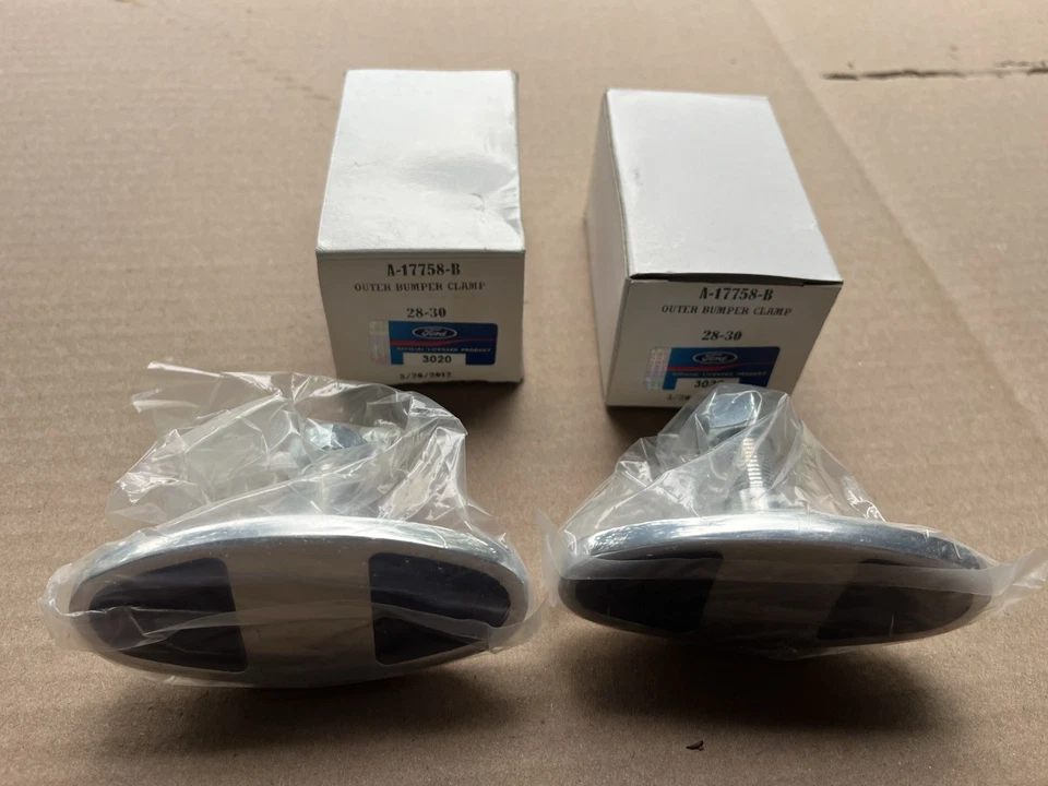 Par de abrazaderas de parachoques NOS Ford modelo A-17758-N Foto 2 de 3