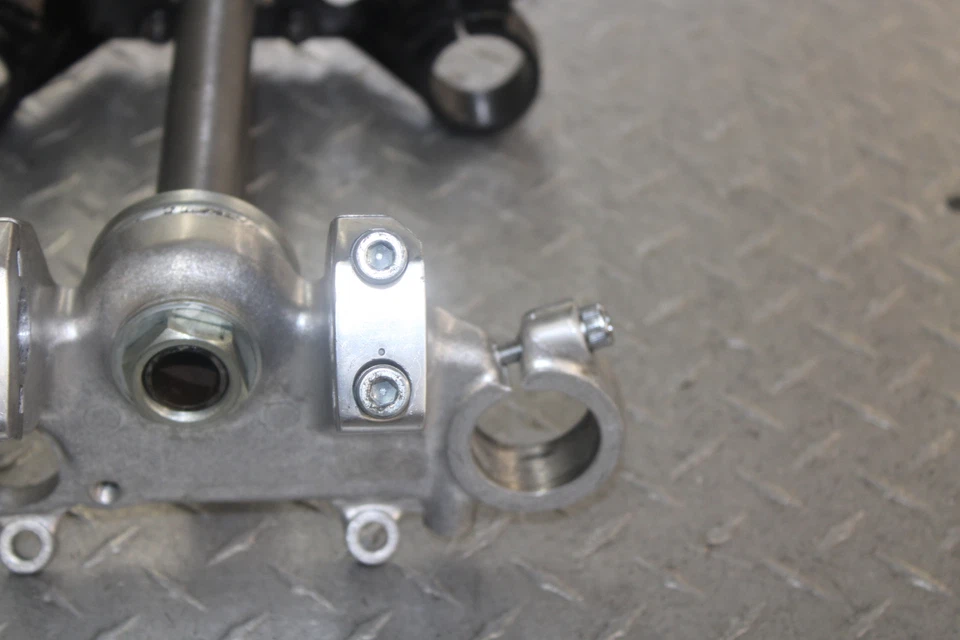 Honda Magna 700 VF700C 1984 abrazadera de horquilla delantera triple vástago de árbol 53200-MB1-700 Foto 3 de 4