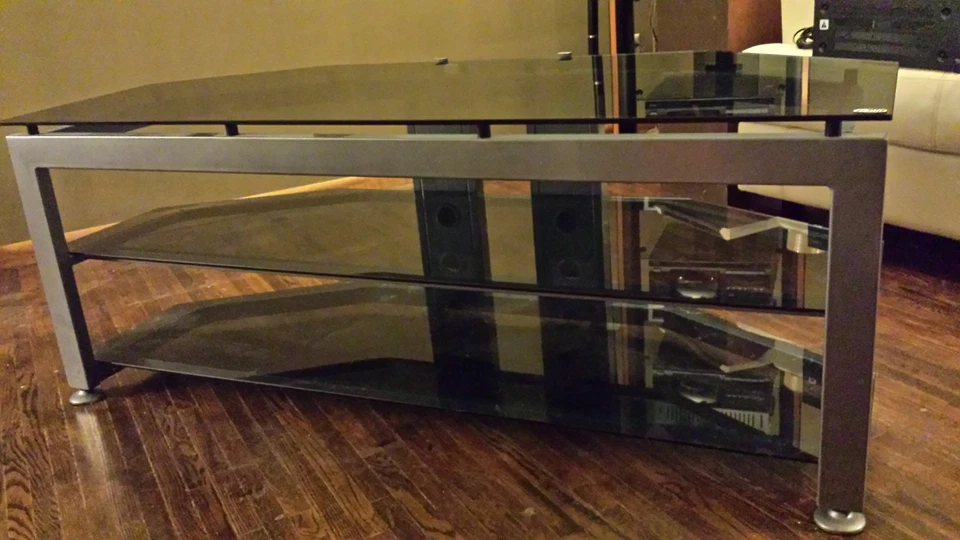 CENTRO DE ENTRETENIMIENTO BUSH INDUSTRIES, VIDRIO AHUMADO TEMPLADO Y ACERO Foto 2 de 4