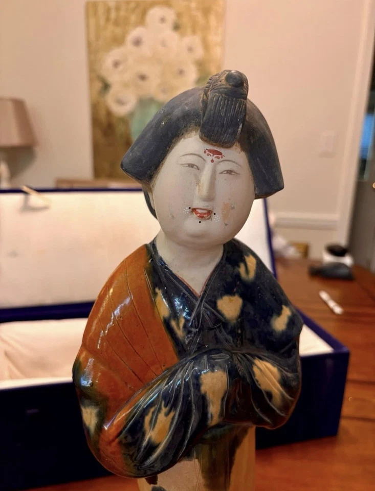 Antigua figura china de porcelana de la dinastía Tang Foto 2 de 4