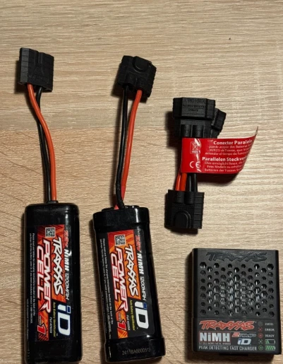 TRAXXAS E-Revo 4x4 VXL blau-X 1/16 Brushless 71076-8 + 2 Akkus + Dual Adapter - Bild 3 von 4